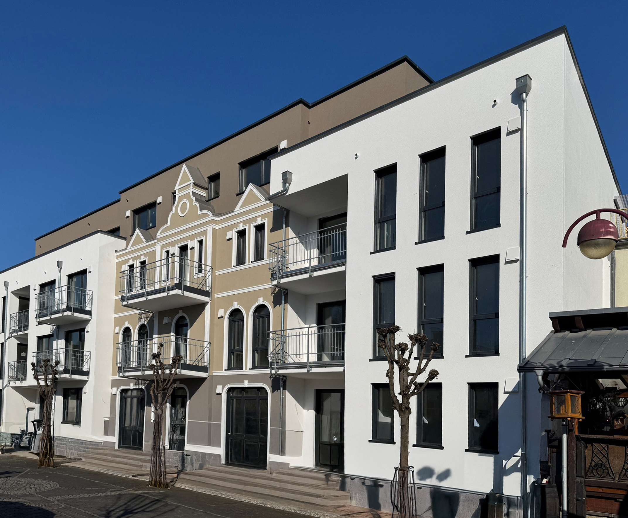 Referenz-Bad-Hoenningen-FRont-mit-Treppen