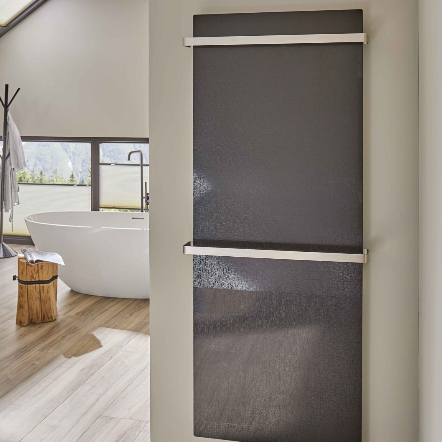 handtuchtrockner-redwell-schwarz-designglas-heizung-badezimmer-infrarotheizung-buegel-eckig-silber-scaled
