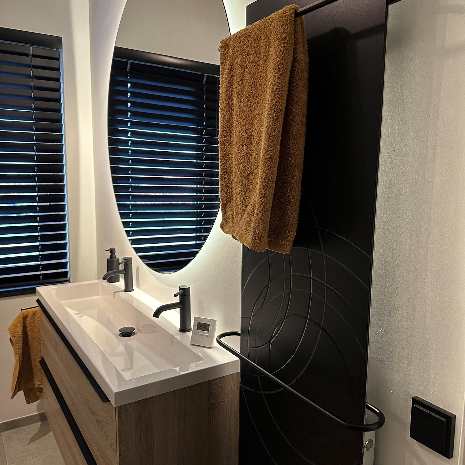 handtuchtrockner-redwell-schwarz-glas-designglas-matt-heizung-badezimmer-infrarotheizung-buegel-rund-schwarz