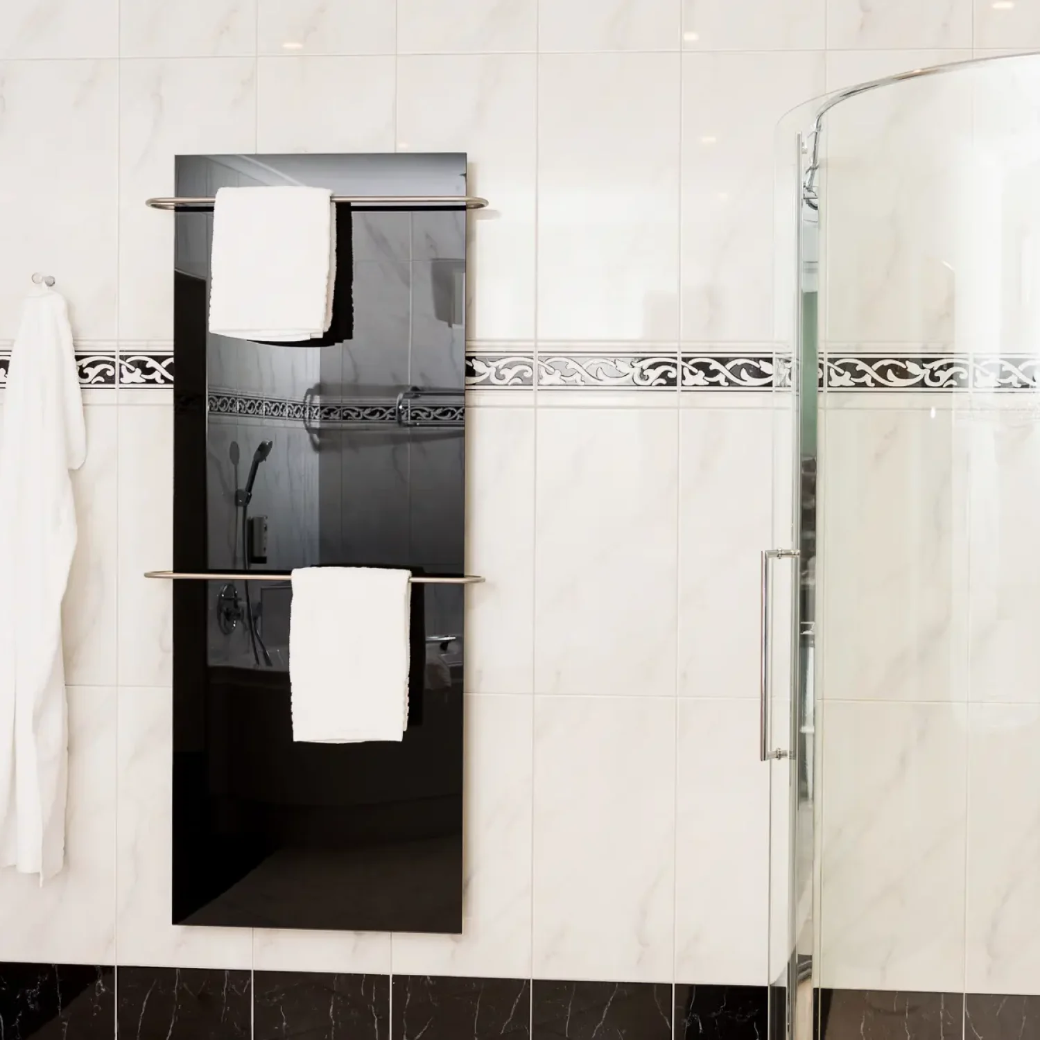 handtuchtrockner-redwell-schwarz-glas-heizung-badezimmer-infrarotheizung-buegel-rund-silber-4