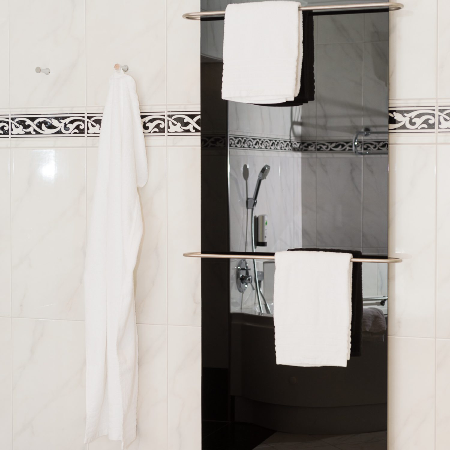 handtuchtrockner-redwell-schwarz-glas-heizung-badezimmer-infrarotheizung-buegel-rund-silber