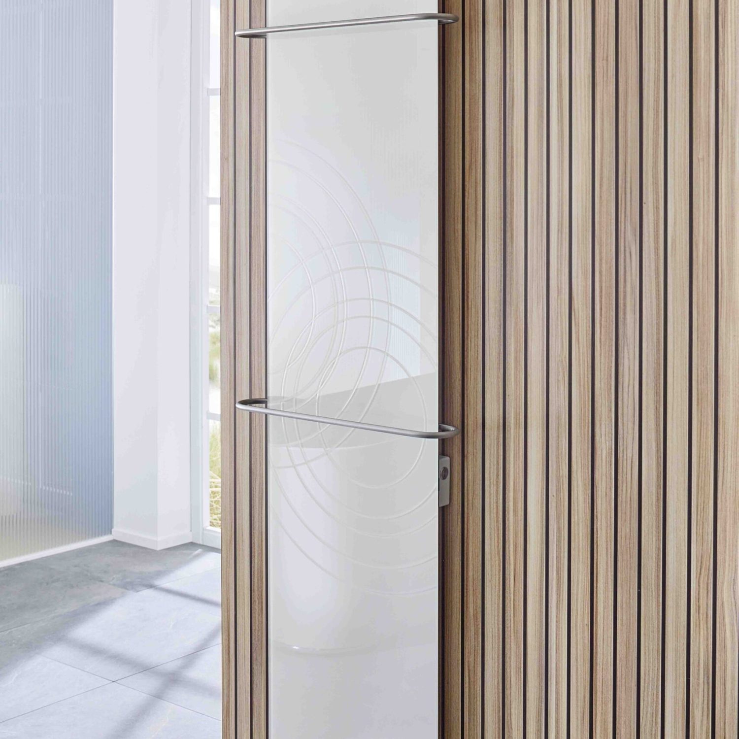 handtuchtrockner-redwell-weiss-designglas-heizung-badezimmer-infrarotheizung-chiemsee-2-scaled