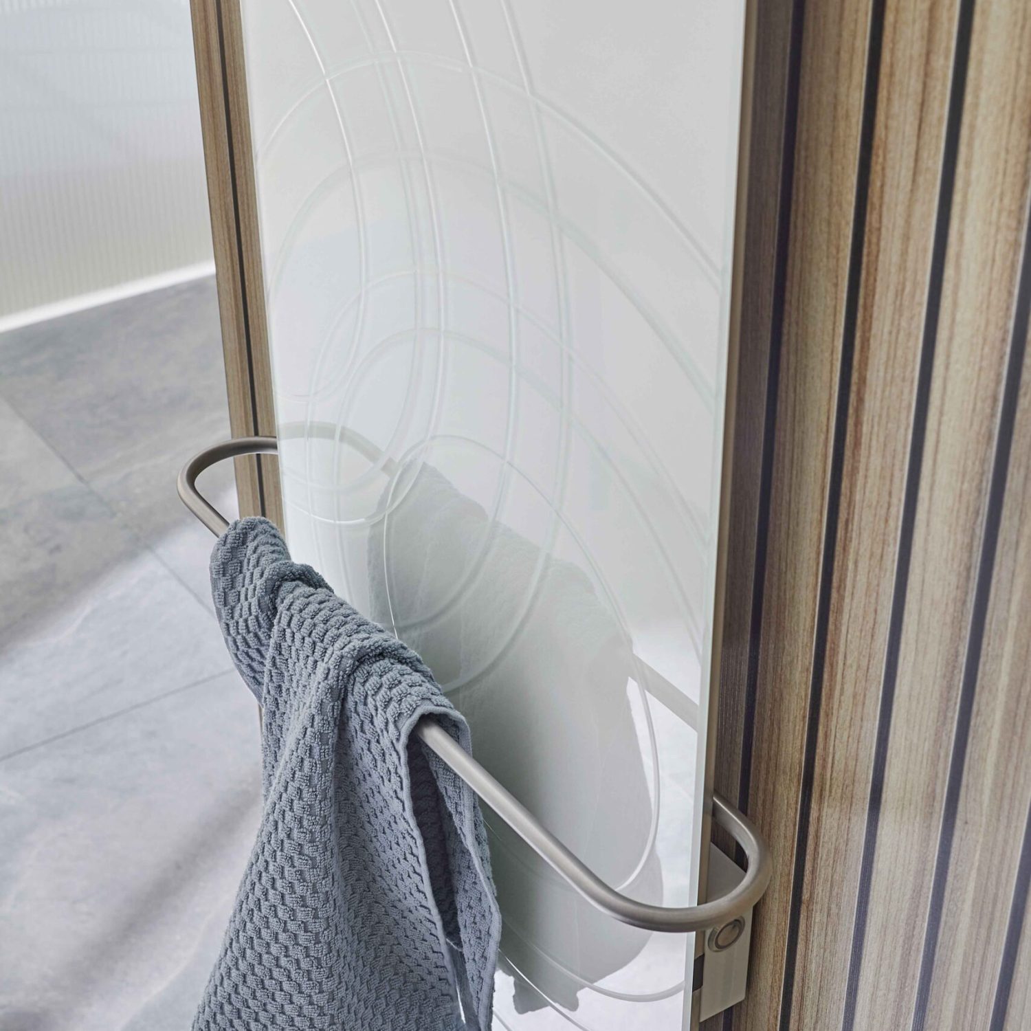 handtuchtrockner-redwell-weiss-designglas-heizung-badezimmer-infrarotheizung-chiemsee-scaled