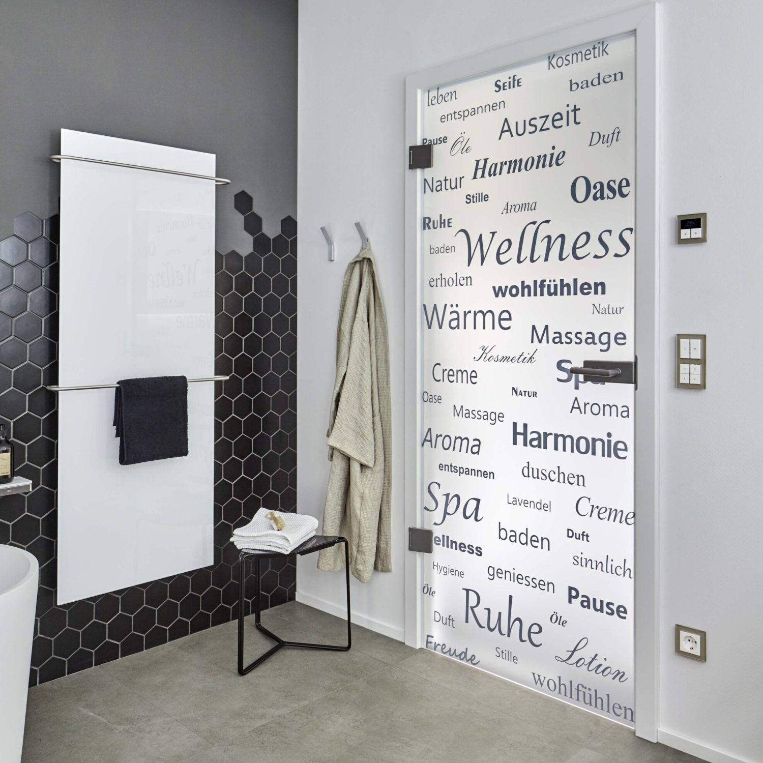 handtuchtrockner-redwell-weiss-glas-heizung-badezimmer-infrarotheizung-buegel-rund-silber-2-scaled