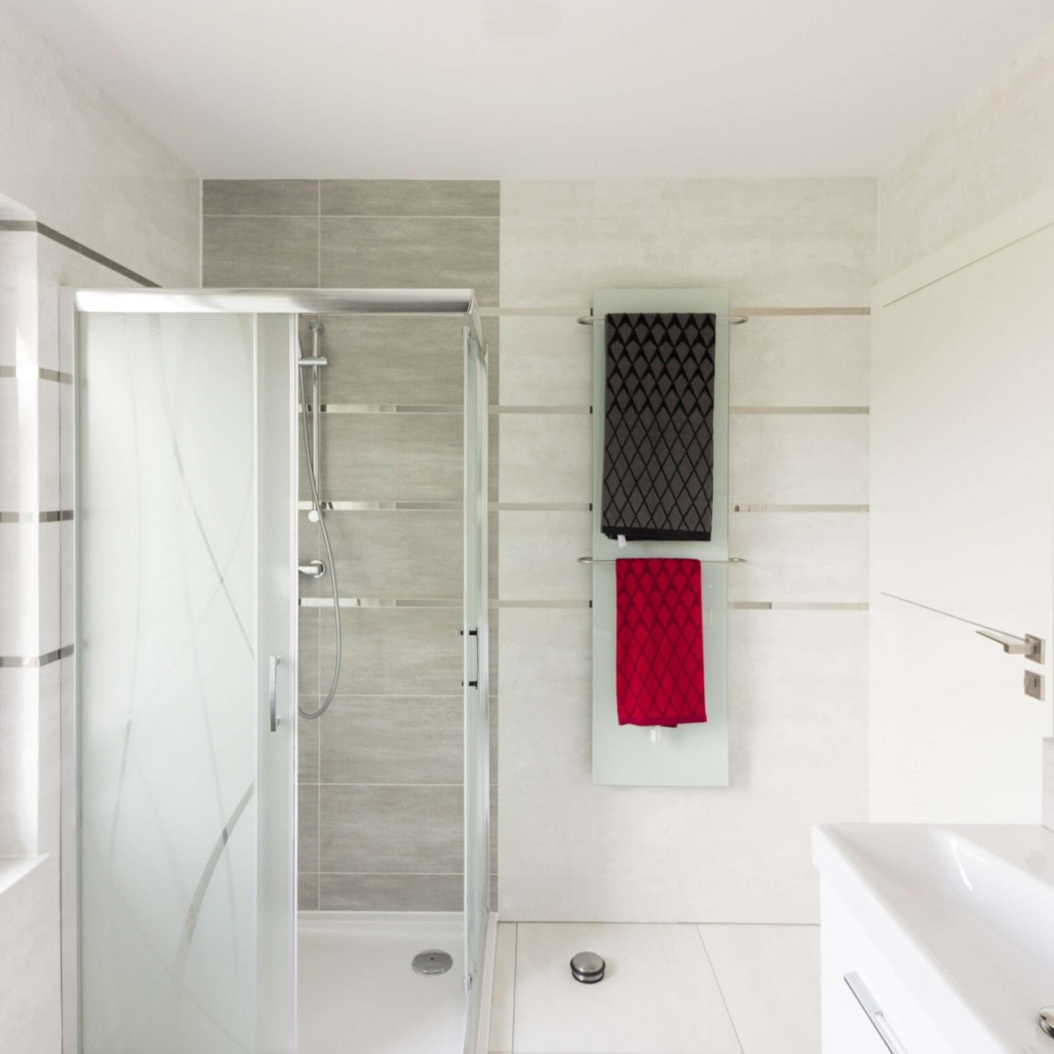 handtuchtrockner-redwell-weiss-glas-heizung-badezimmer-infrarotheizung-buegel-rund-silber-4-scaled