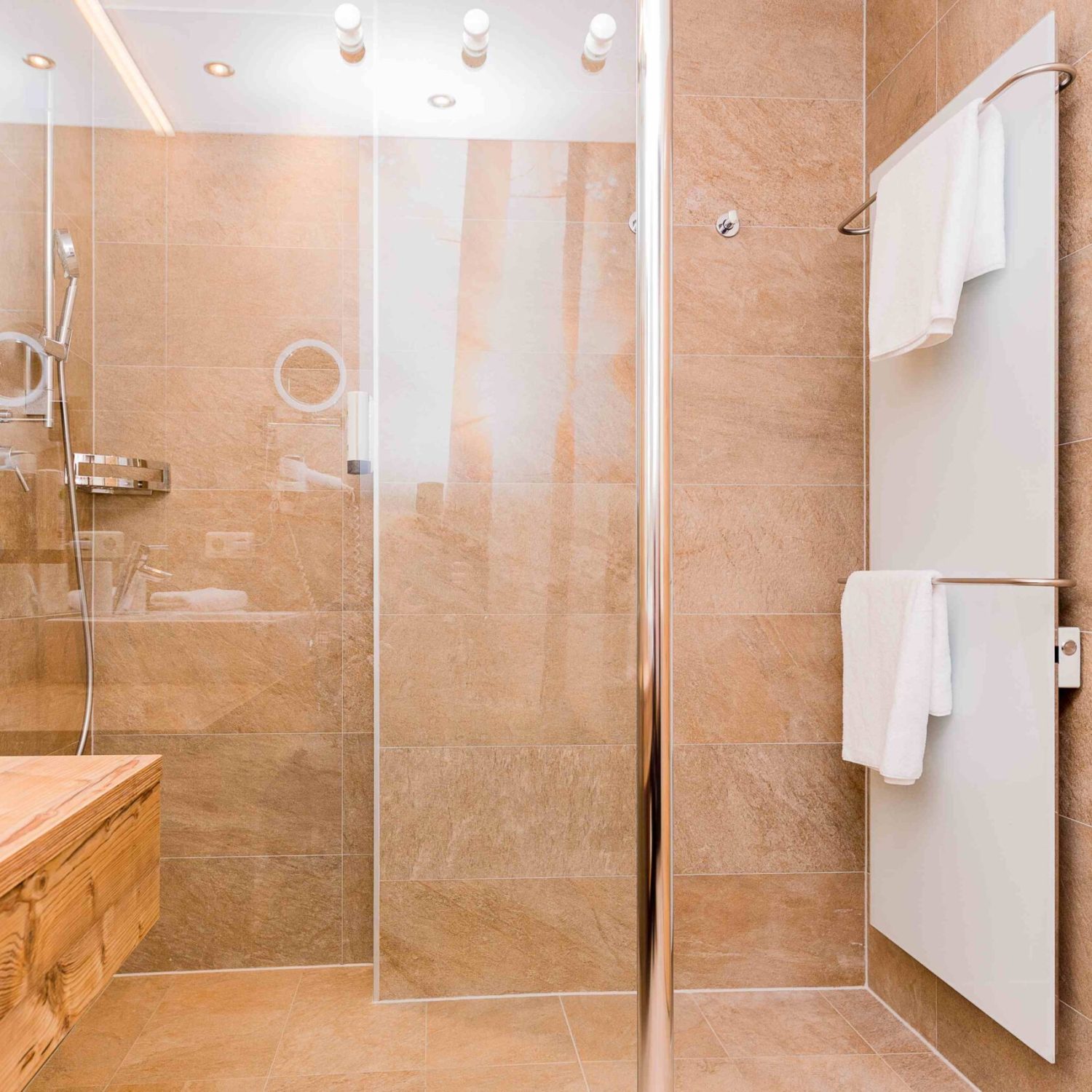 handtuchtrockner-redwell-weiss-glas-heizung-badezimmer-infrarotheizung-buegel-rund-silber-beige-scaled