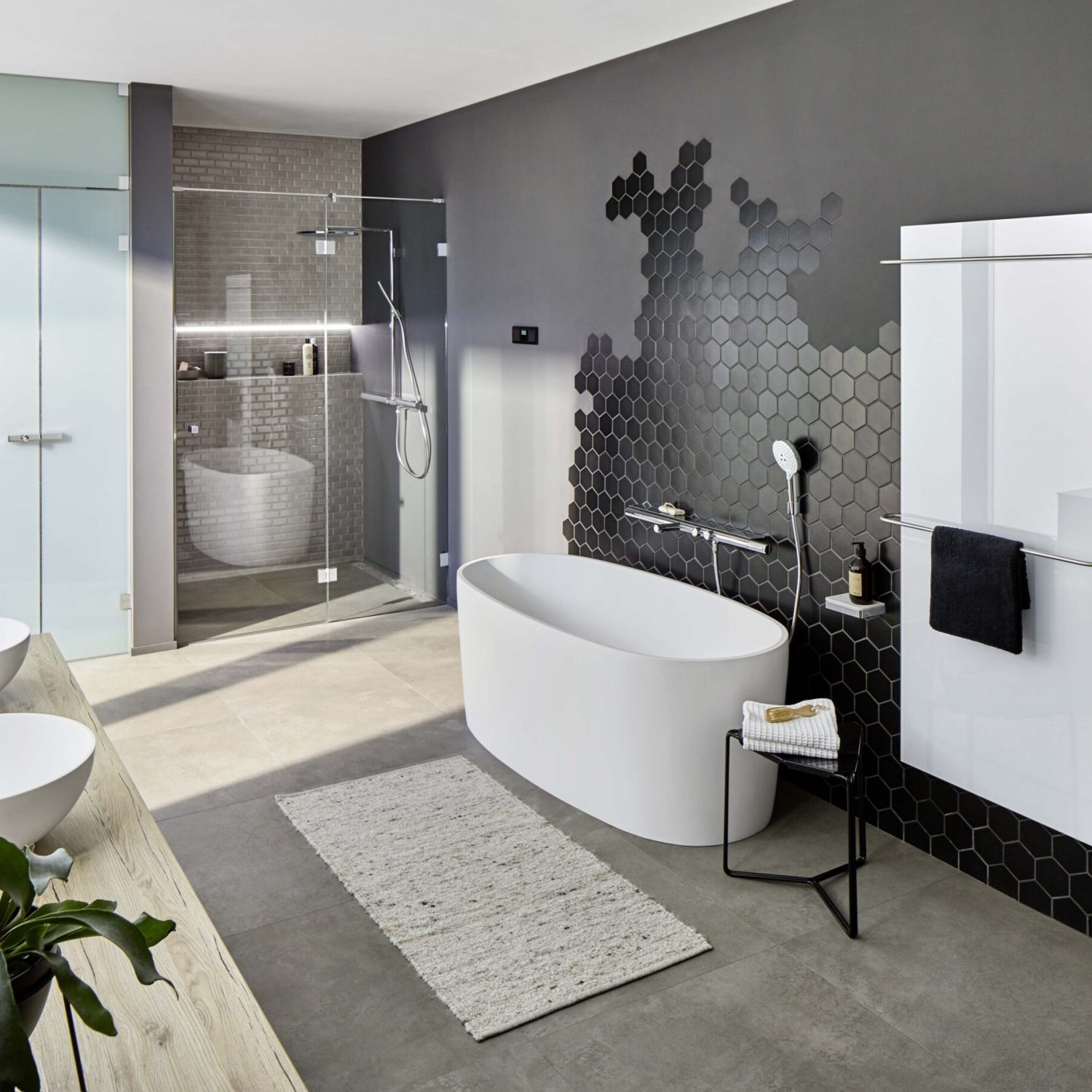 handtuchtrockner-redwell-weiss-glas-heizung-badezimmer-infrarotheizung-buegel-rund-silber-scaled