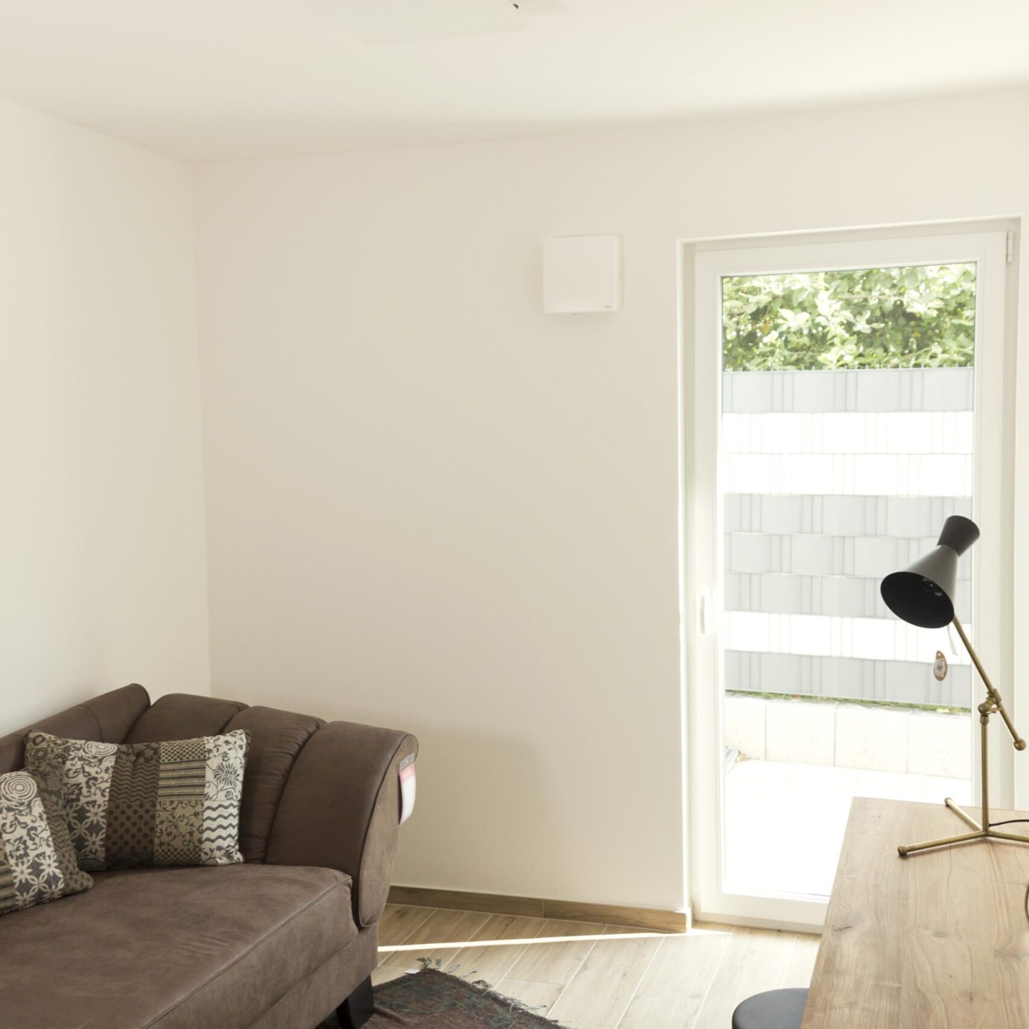 redwell-we-line-infrarotheizung-heizung-weiss-couch-decke-scaled