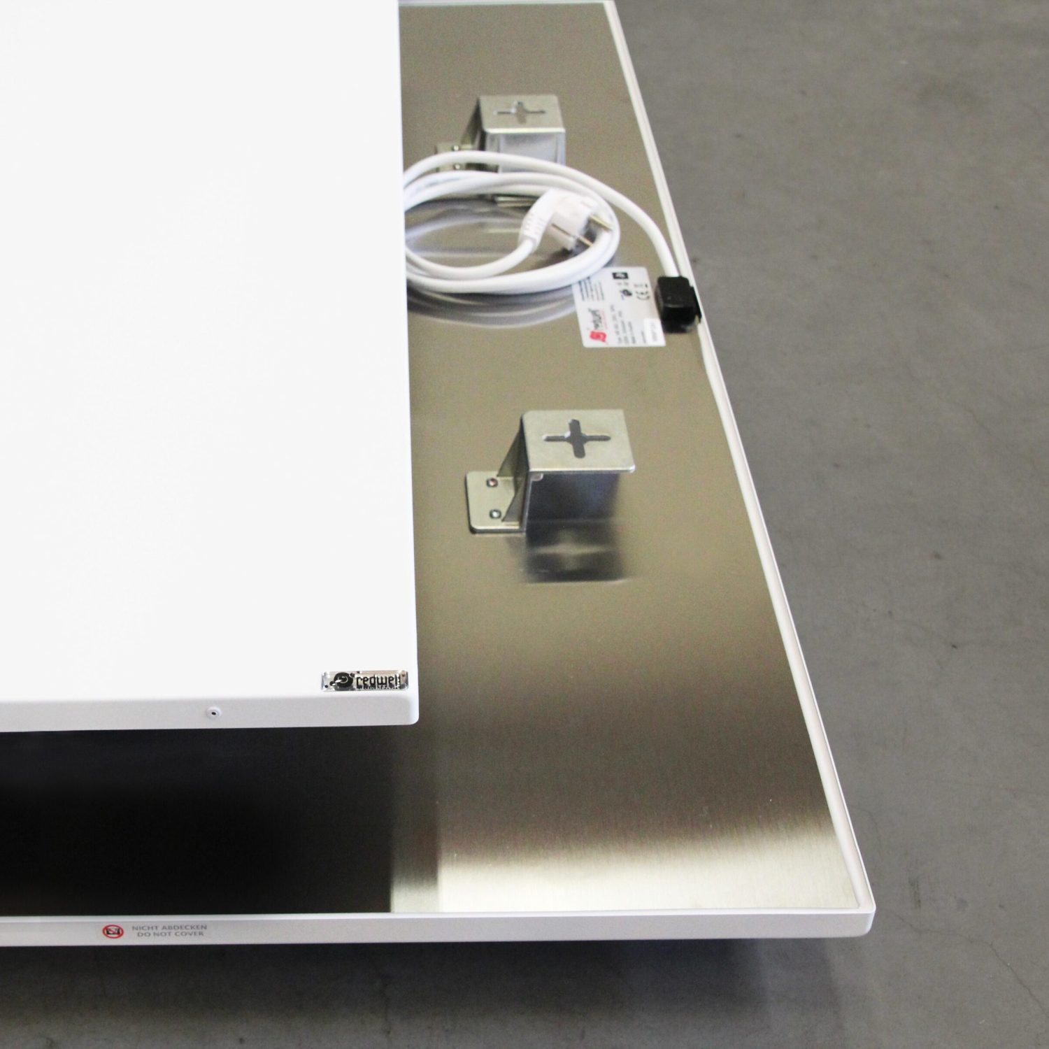 redwell-we-line-infrarotheizung-heizung-weiss-detailaufnahme-rueckseite-scaled