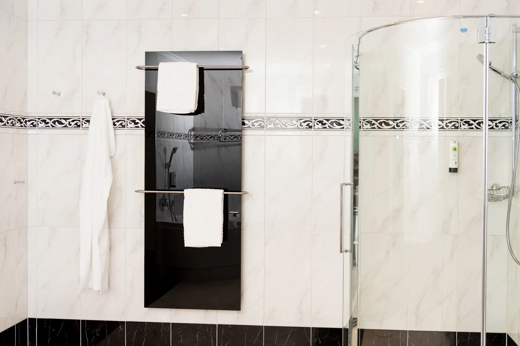 handtuchtrockner-redwell-schwarz-glas-heizung-badezimmer-infrarotheizung-buegel-rund-silber-4