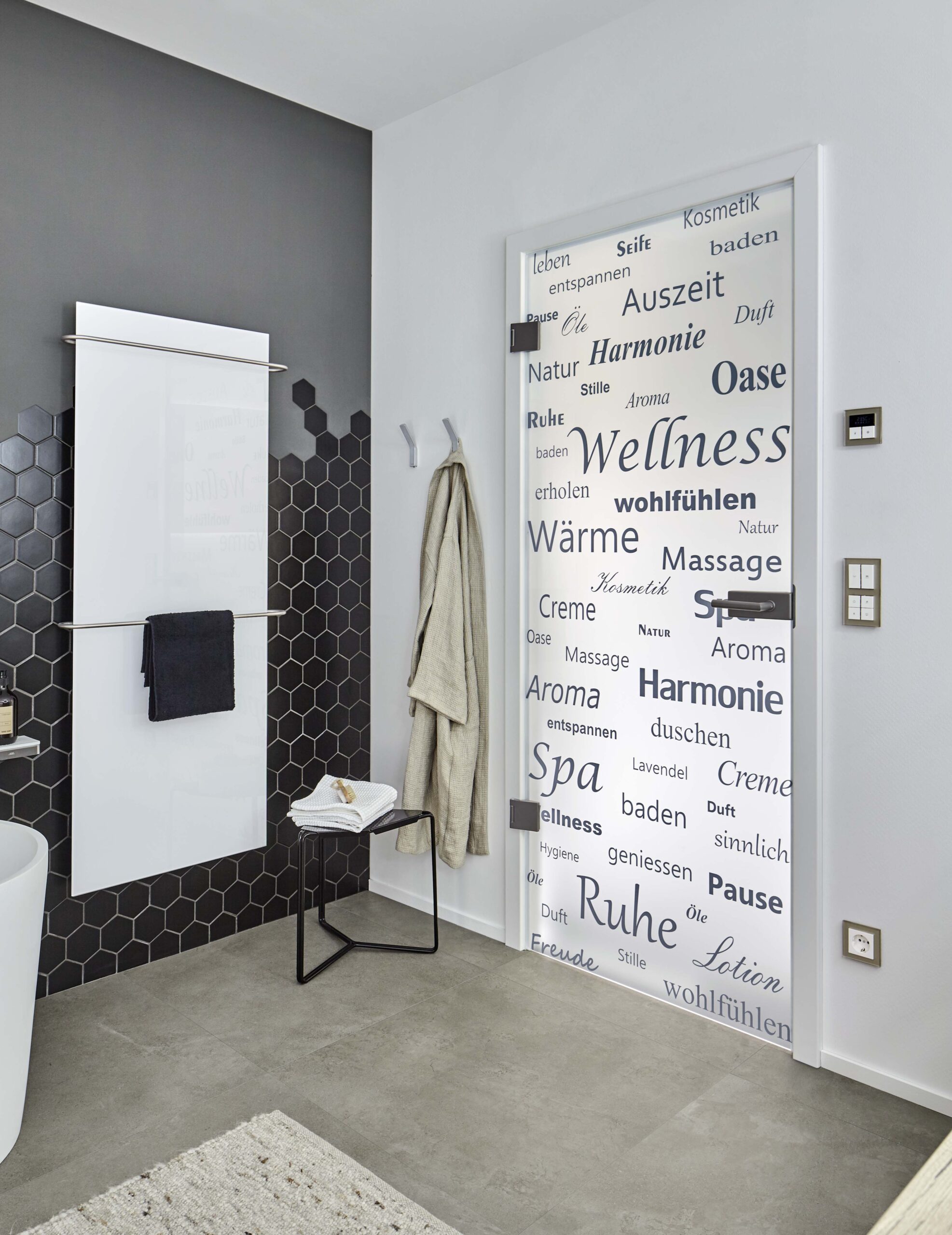 handtuchtrockner-redwell-weiss-glas-heizung-badezimmer-infrarotheizung-buegel-rund-silber-2-scaled