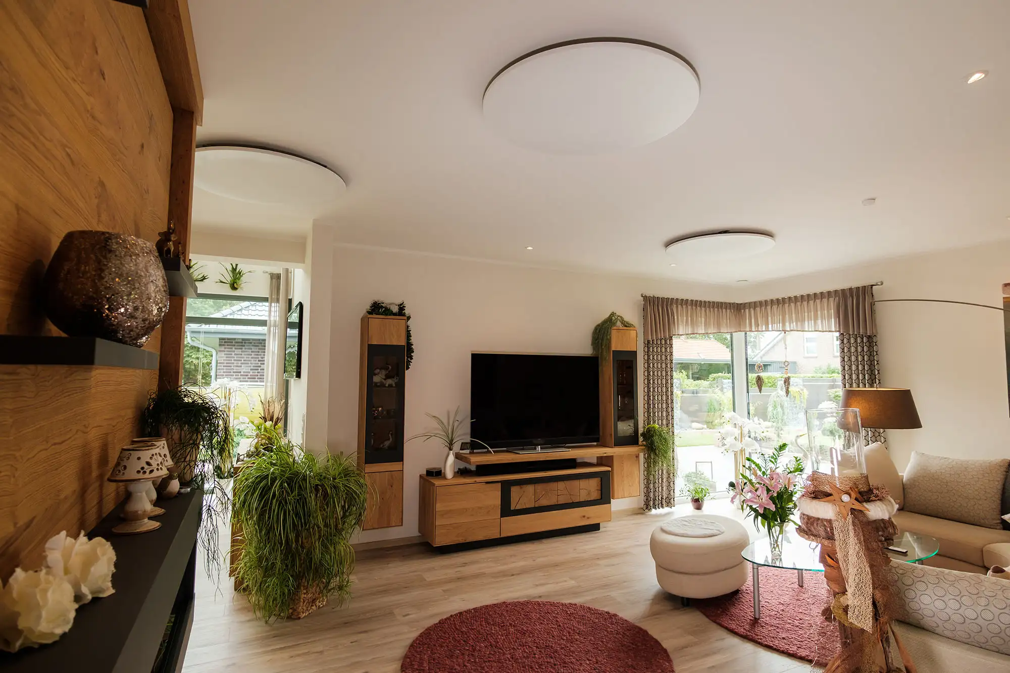 referenz-blowfill-redwell-infrarotheizung-neubau-round-deckenheizung-wohnzimmer